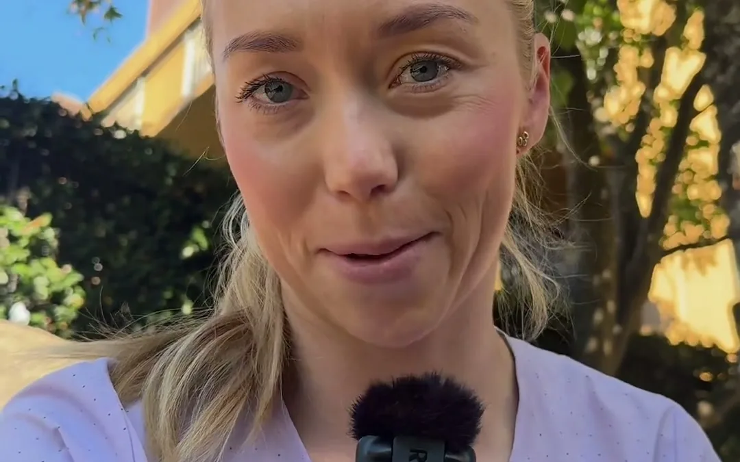 Veronica Undseth snakker rett til kamera utendørs med en liten trådløs mikrofon i hånden.