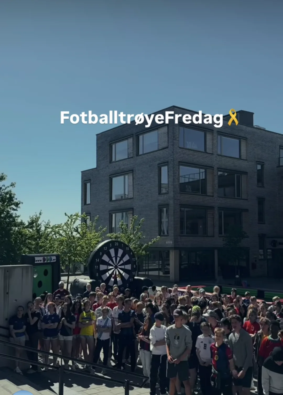 Innlegg fra @wangungoslo: «FotballtrøyeFredag», med elever i fotballdrakter samlet utenfor skolen