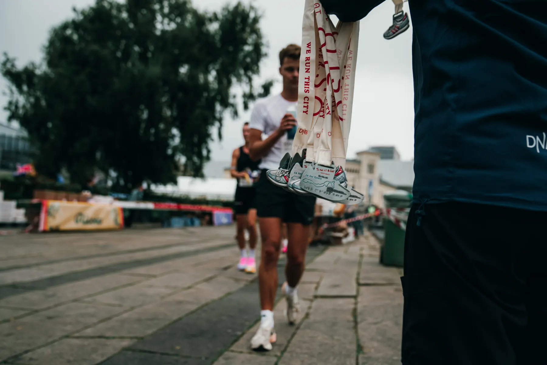Løper med medalje rundt halsen etter målgang på DNB Oslo Maraton 2026