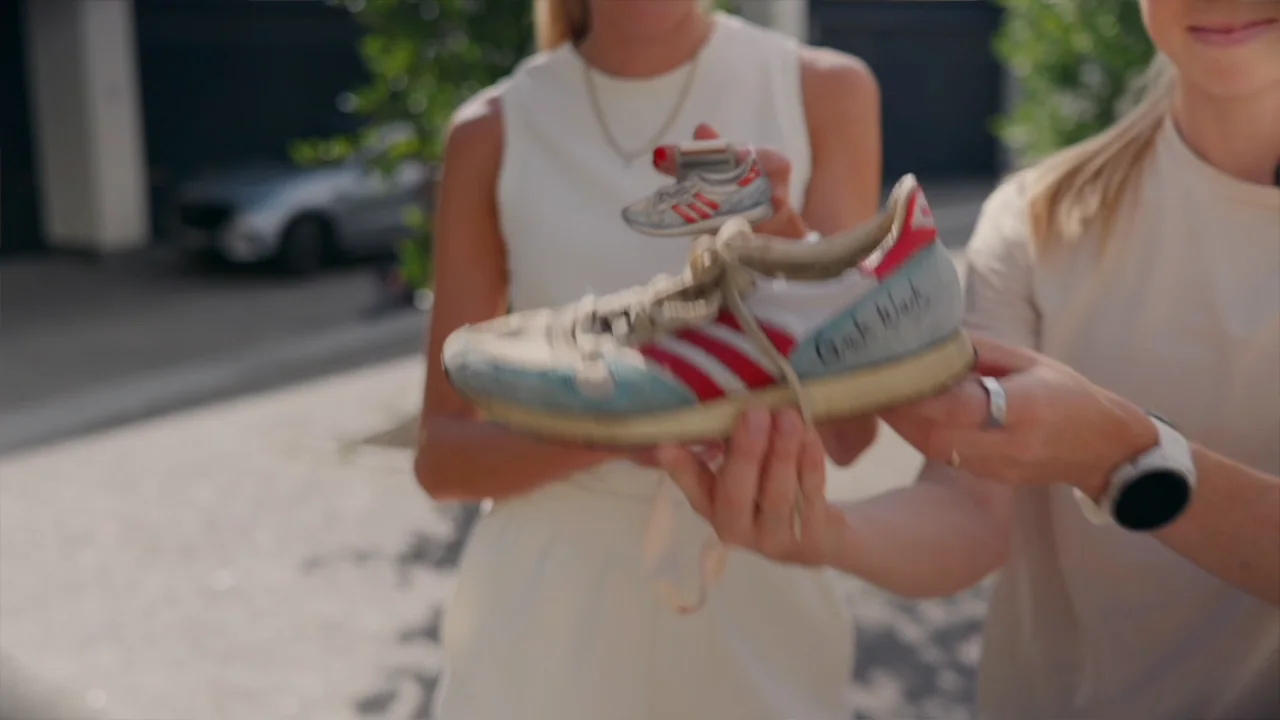 Skoene Grete Waitz vant New York Marathon i, holdt fram under innspillingen for adidas utenfor Bislett